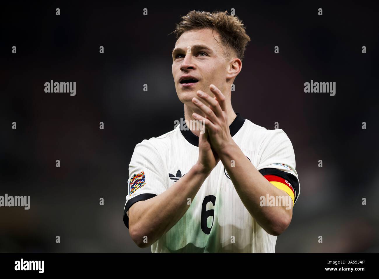 Mailand, Italien. 20. März 2025. Joshua Kimmich aus Deutschland gibt am Ende des Viertelfinales der UEFA Nations League Gesten. Quelle: Nicolò Campo/Alamy Live News Stockfoto