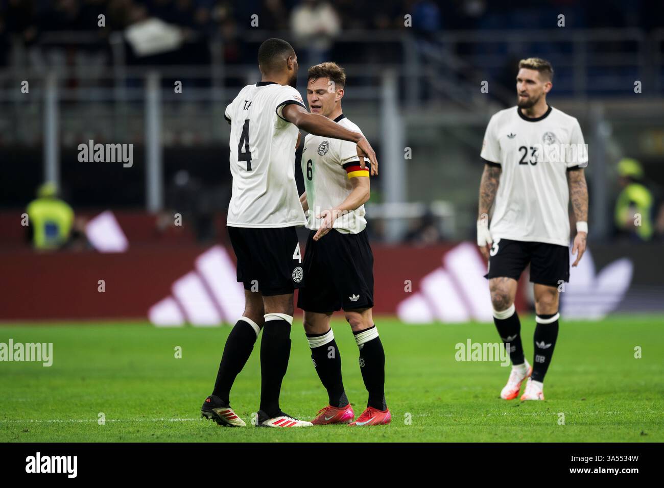 Mailand, Italien. 20. März 2025. Jonathan Tah, Joshua Kimmich und Robert Andrich aus Deutschland feiern den Sieg nach dem letzten Pfiff des Viertelfinales der UEFA Nations League im ersten Leg des Fußballspiels zwischen Italien und Deutschland. Quelle: Nicolò Campo/Alamy Live News Stockfoto