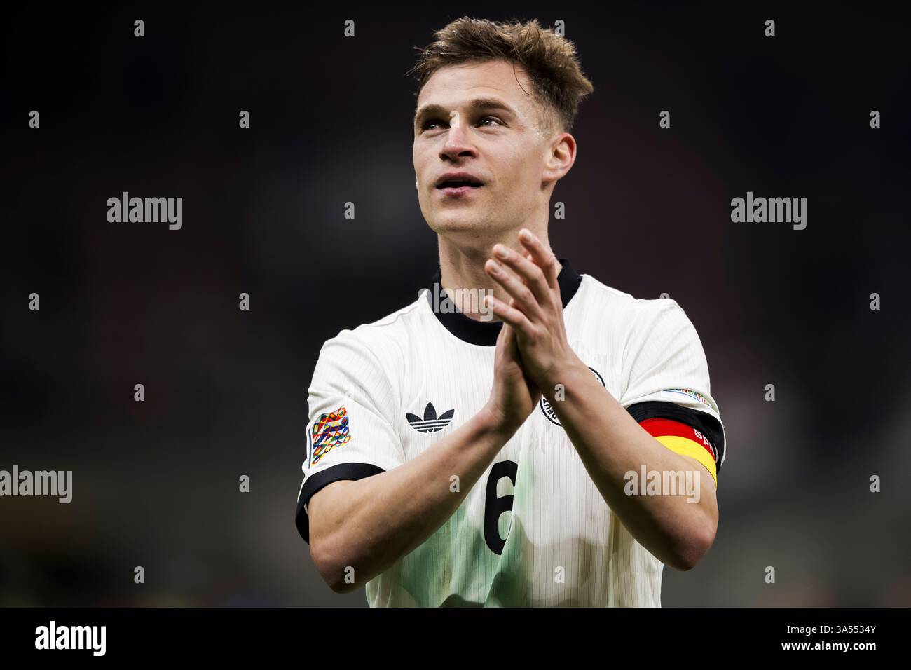 Mailand, Italien. 20. März 2025. Joshua Kimmich aus Deutschland gibt am Ende des Viertelfinales der UEFA Nations League Gesten. Quelle: Nicolò Campo/Alamy Live News Stockfoto