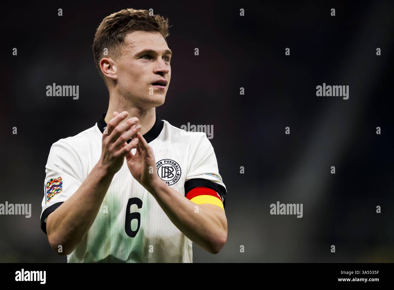 Mailand, Italien. 20. März 2025. Joshua Kimmich aus Deutschland gibt am Ende des Viertelfinales der UEFA Nations League Gesten. Quelle: Nicolò Campo/Alamy Live News Stockfoto