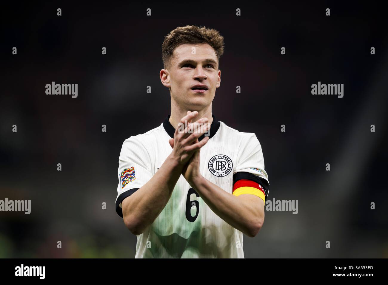 Mailand, Italien. 20. März 2025. Joshua Kimmich aus Deutschland gibt am Ende des Viertelfinales der UEFA Nations League Gesten. Quelle: Nicolò Campo/Alamy Live News Stockfoto