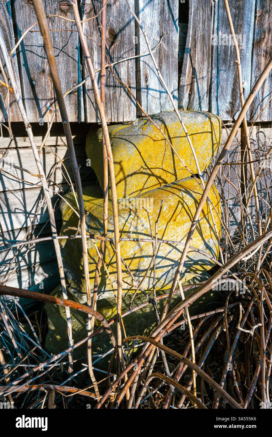 Steinfundament der alten Scheune Stockfoto
