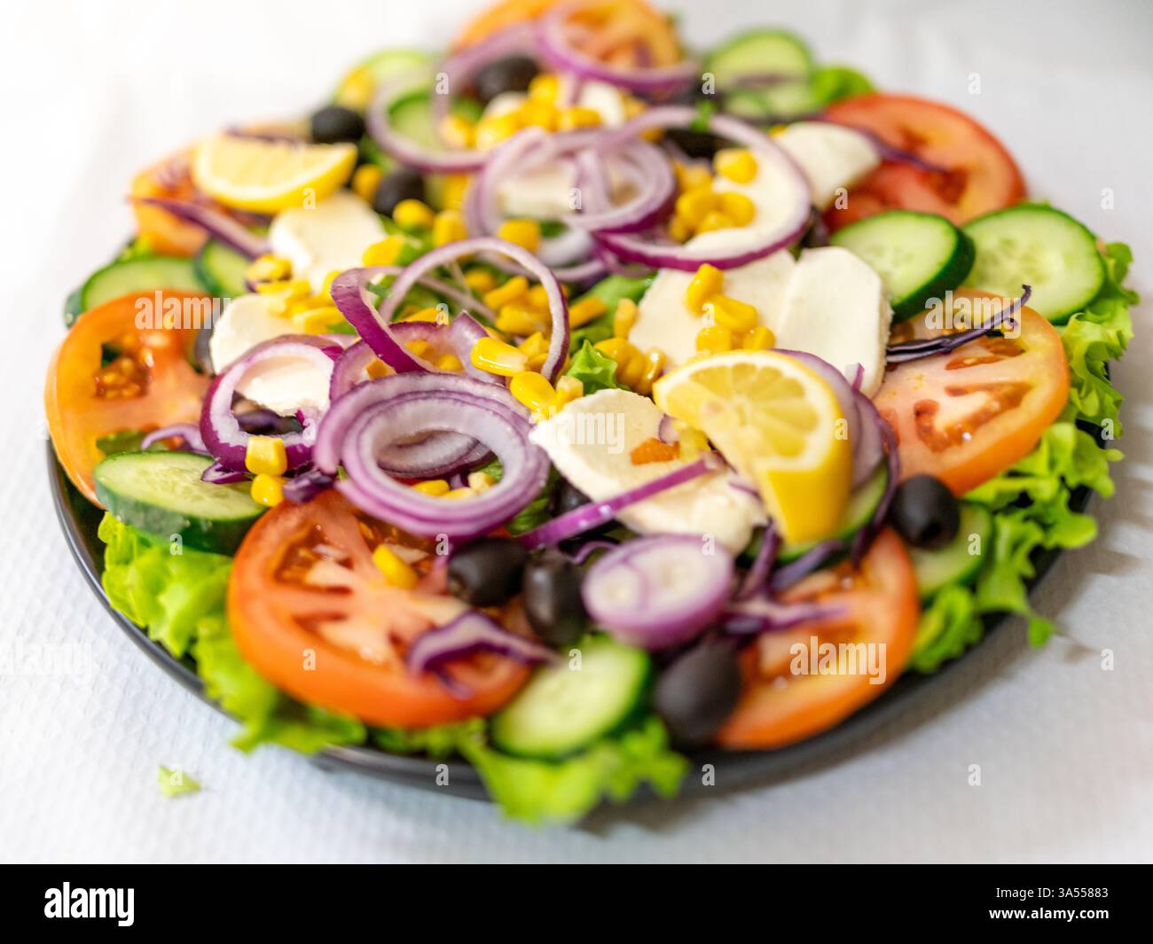 Die Köche bereiten indische Gerichte mit frischen Zutaten in einem Restaurant zu Stockfoto