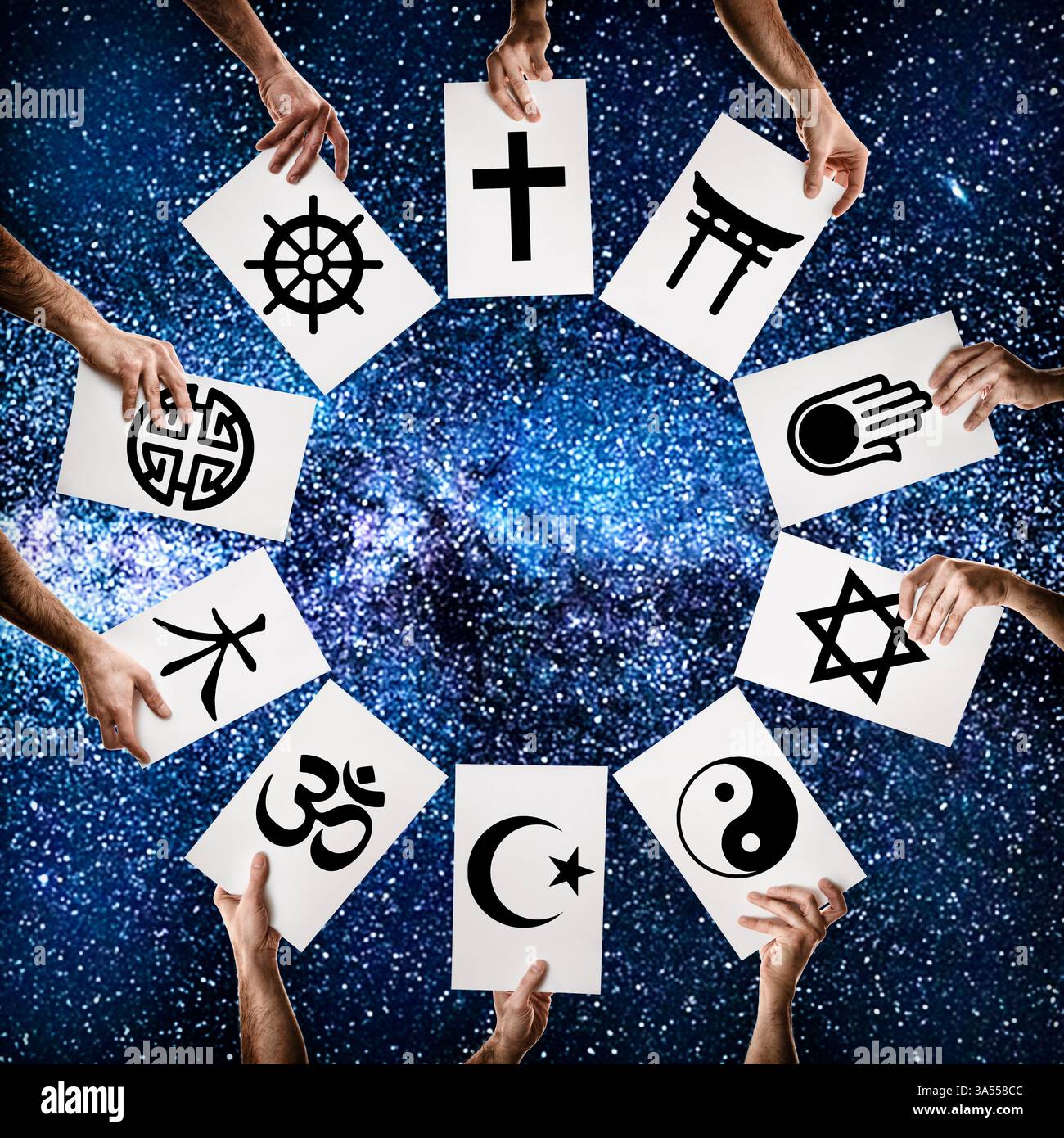 Hände mit Zeichen mit heiligen Symbolen verschiedener Weltreligionen in einem Kreis mit einem Hintergrund des Universums mit Sternen. Stockfoto