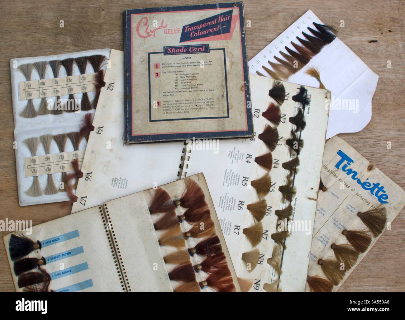 Alte Farbmusterkarten zum Haarfärben. Stockfoto