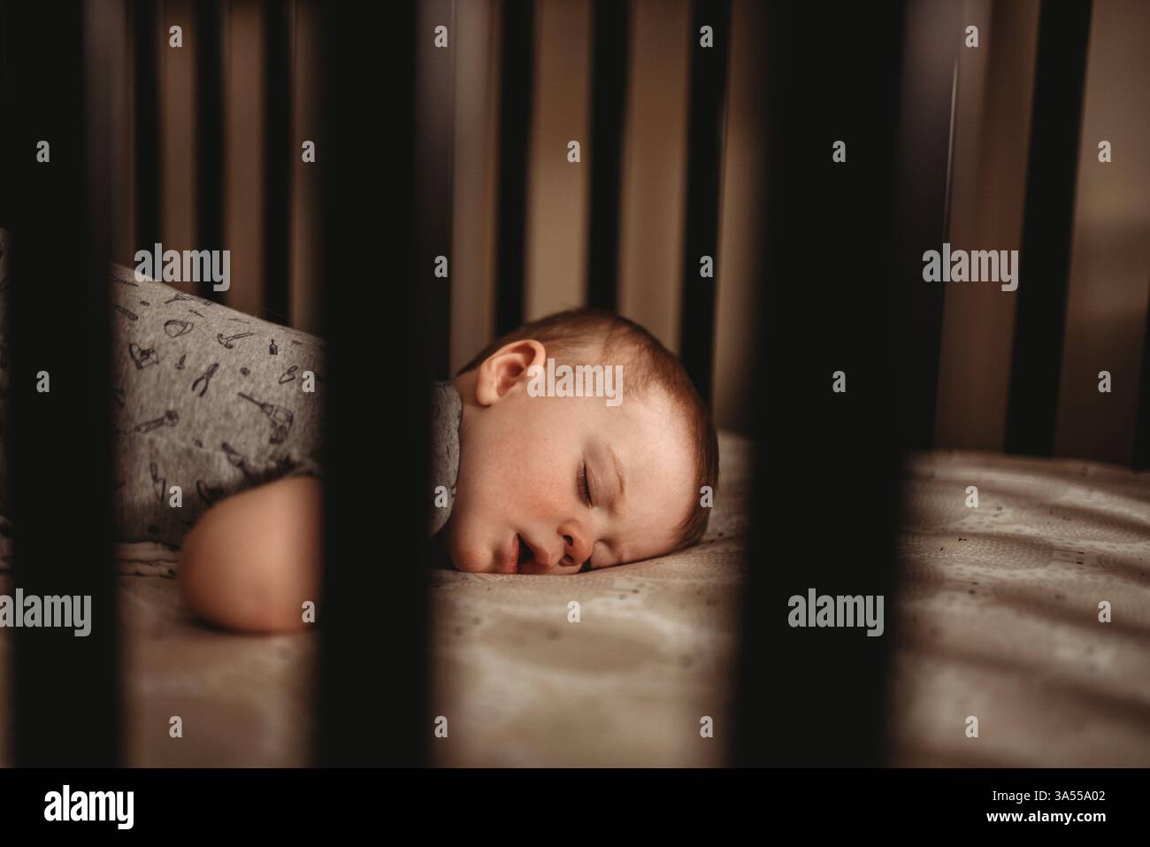 Baby schläft im Kinderbett niedlich Stockfoto