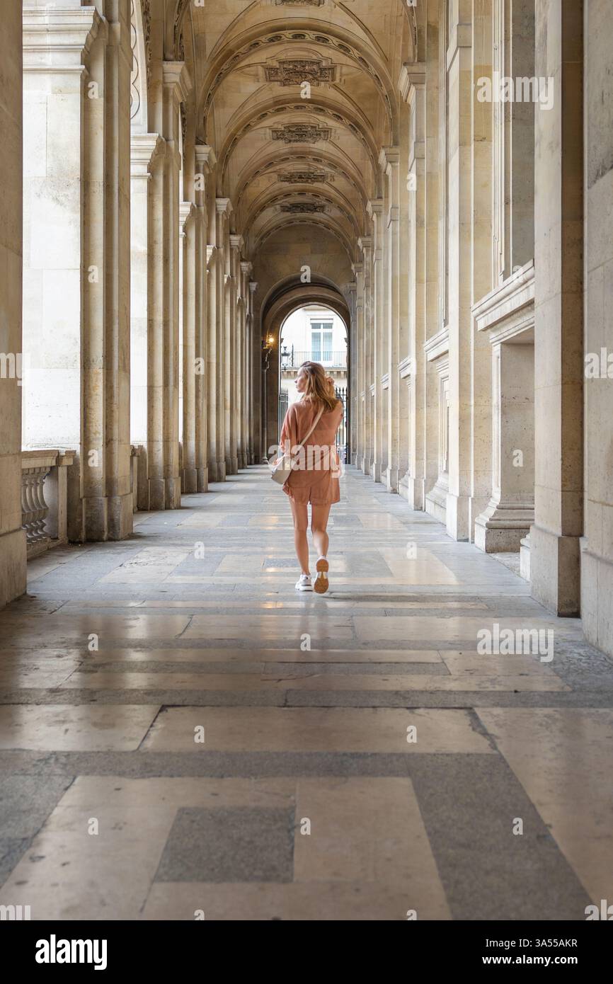 Frau, die die Schönheit des alten architektonischen Gebäudes genießt Stockfoto