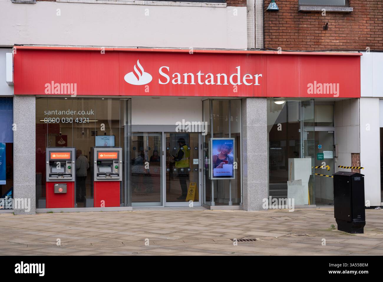 Vor einer Santander Bank mit zwei Geldautomaten draußen. März 2024. Stockfoto