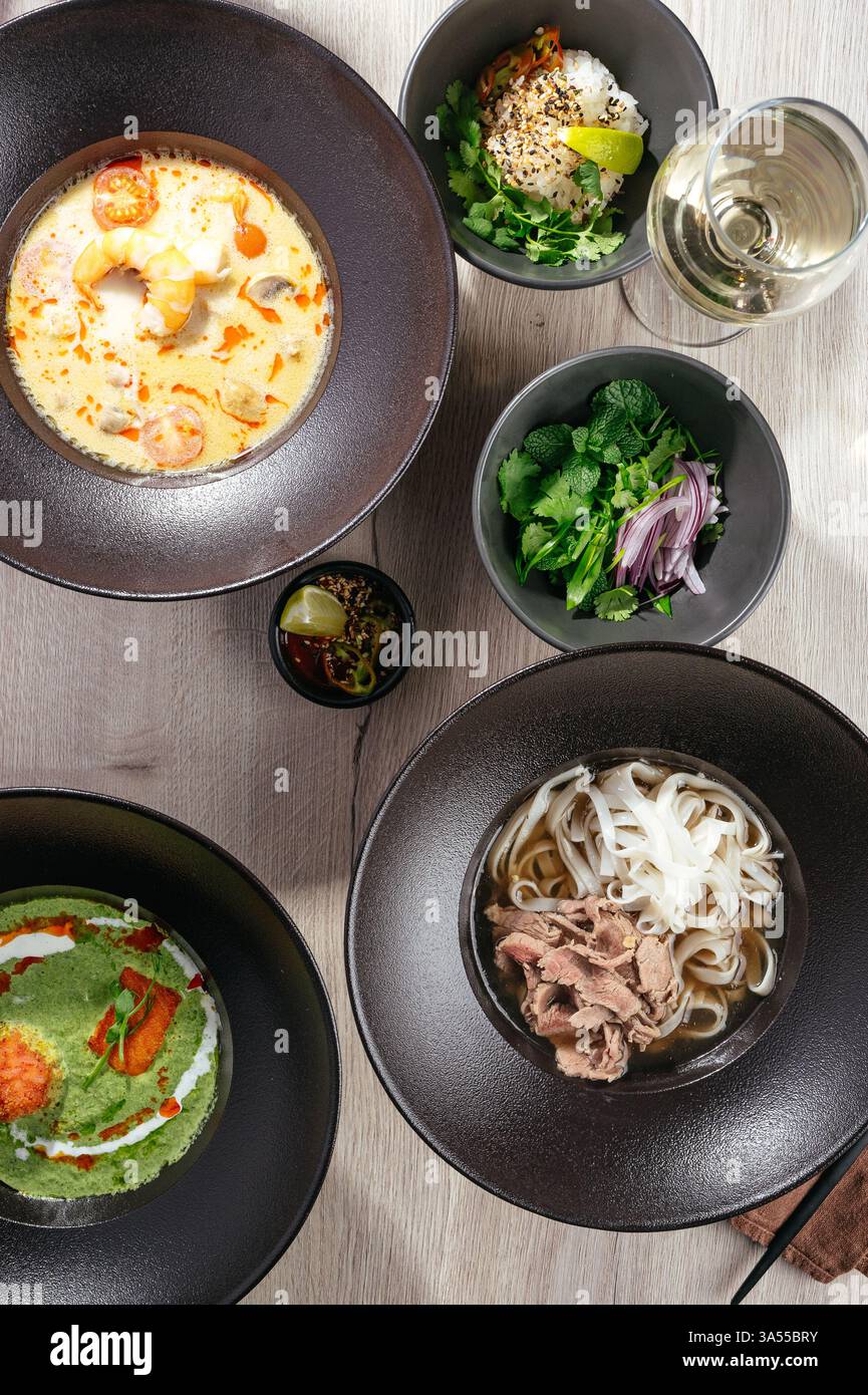 Pho bo und tom Yum Suppe in einem Restaurant Stockfoto