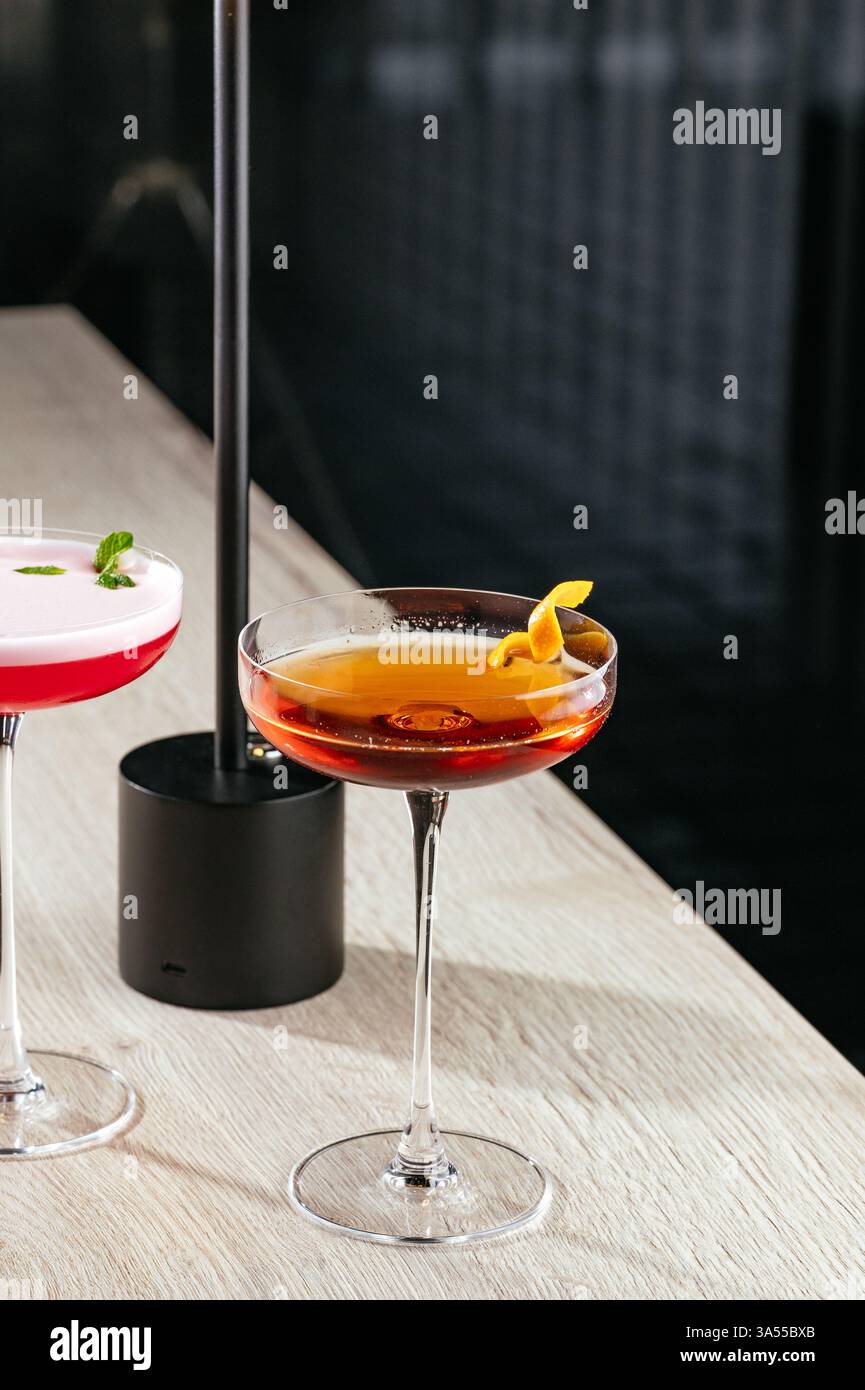 Manhattan Cocktail mit Orangenschale Stockfoto