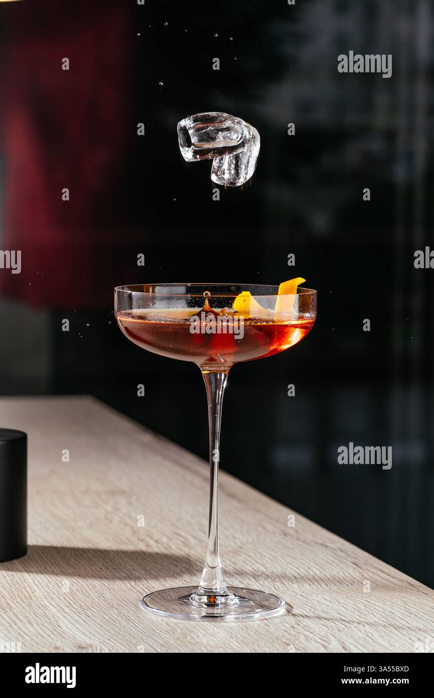 Manhattan-Cocktail mit Orangenschale und Eiswürfeln Stockfoto
