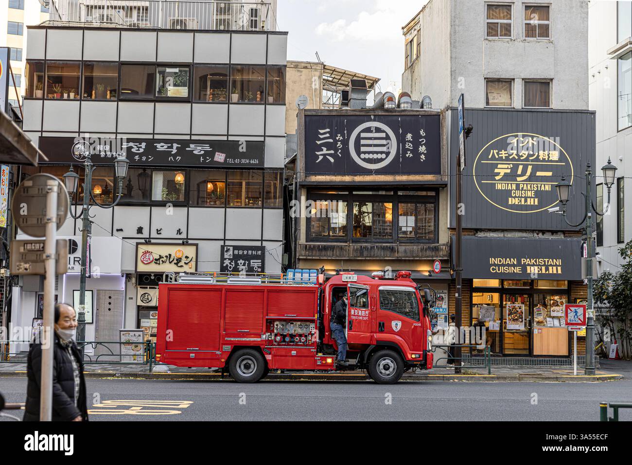 Feuerwehrauto hält vor Restaurants in tokio, japan Stockfoto