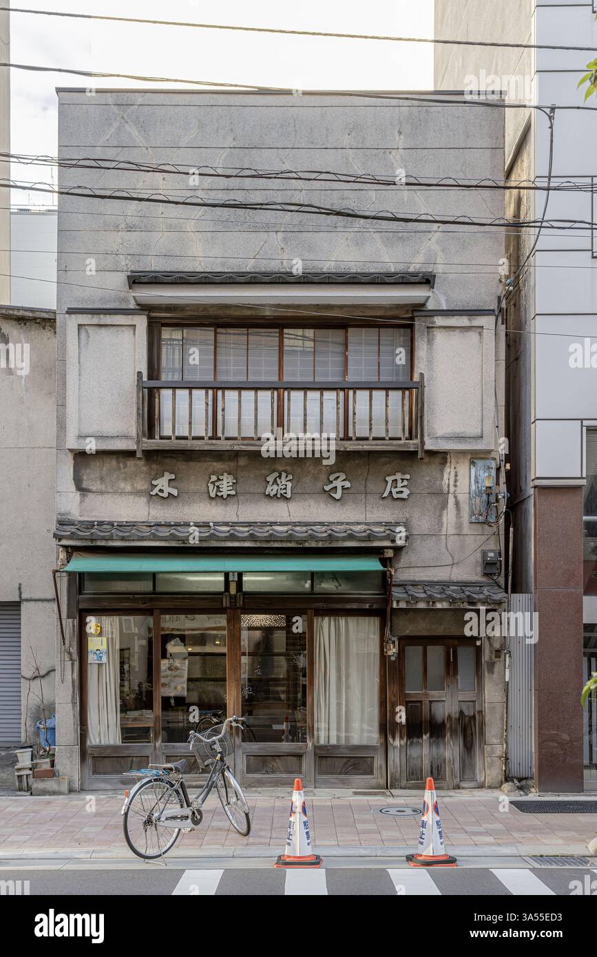 Traditionelles japanisches Ladenlokal, das architektonische Erbe in urbaner Umgebung bewahrt Stockfoto