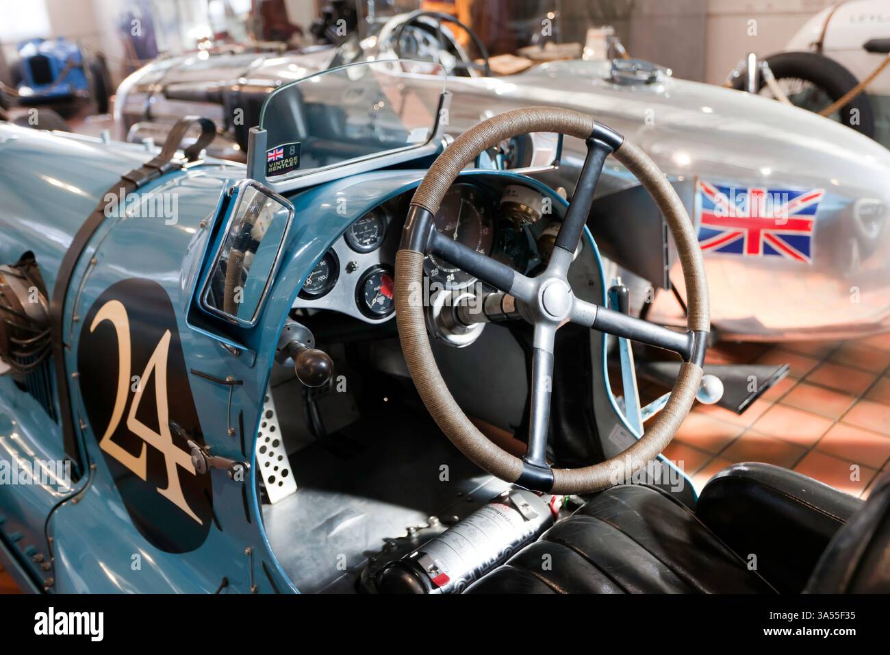 Blick auf das Cockpit der Blauen, 1934, Barnato-Hassan Special, ausgestellt im ERA-Schuppen im Brooklands Museum Stockfoto
