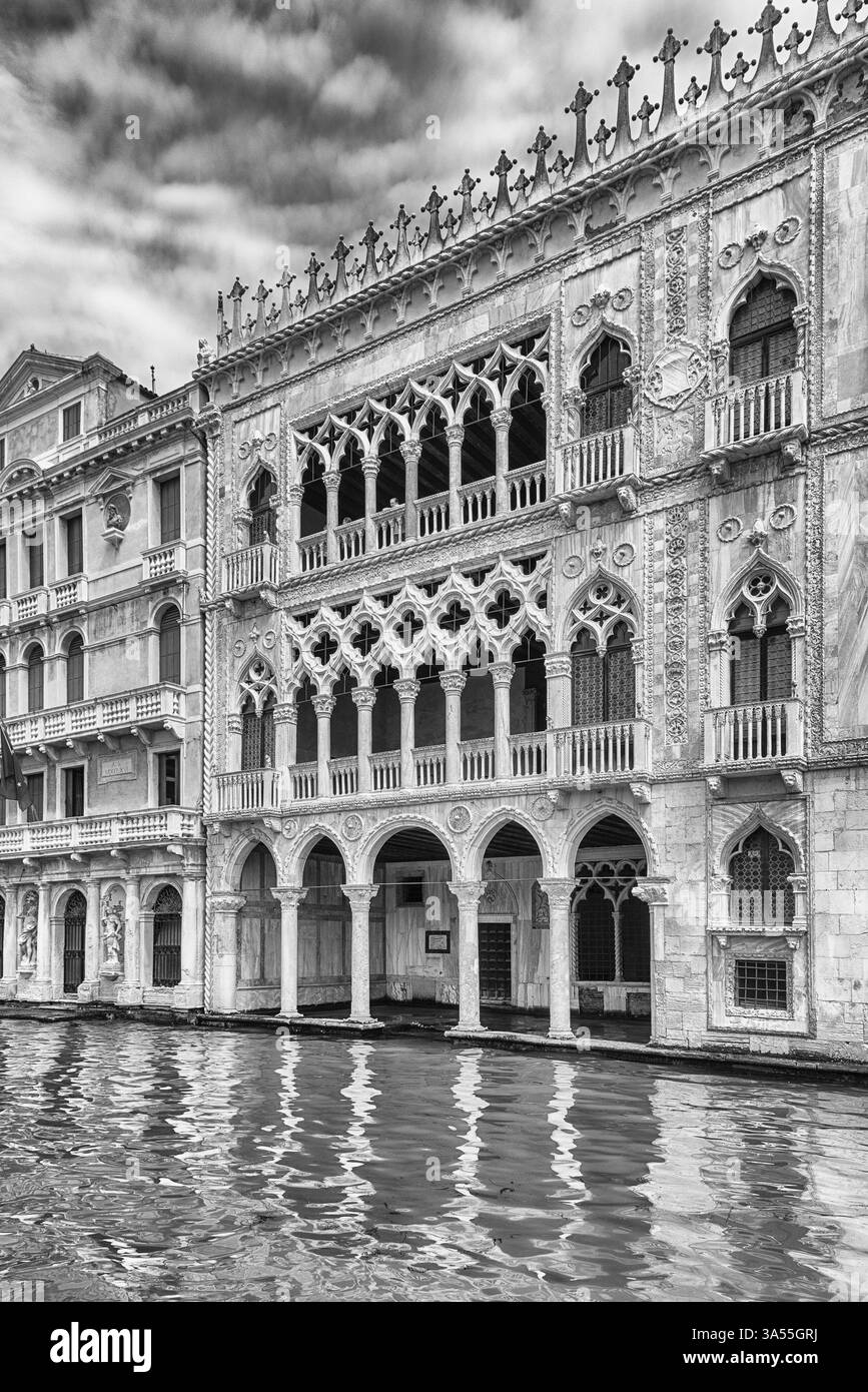 Fassade des Palazzo Santa Sofia, auch bekannt als Ca D'Oro (in englisch Goldenes Haus), entlang des Canale Grande im Viertel Cannaregio von Venedig, Italien Stockfoto