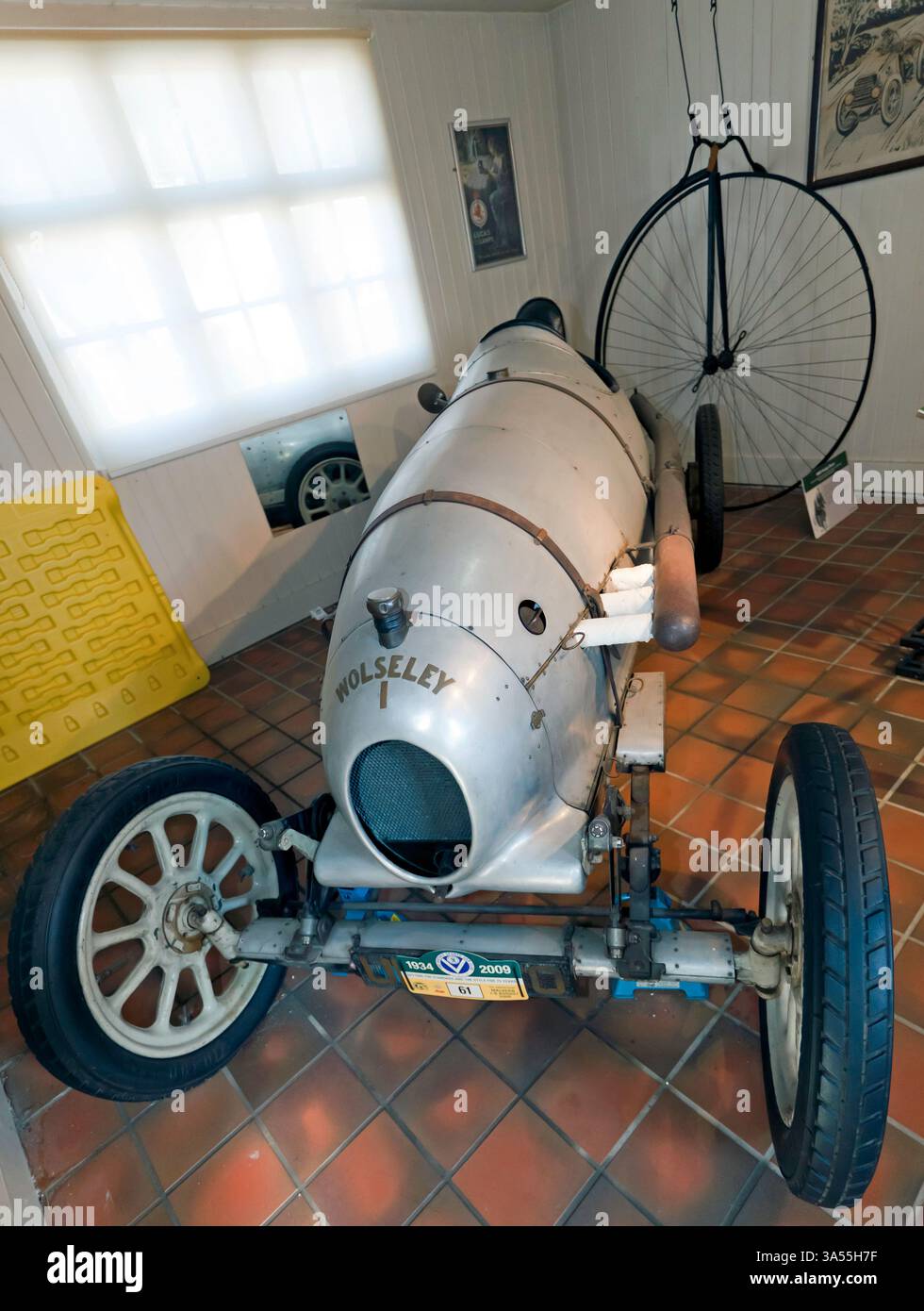 Vorderansicht einer 1921, Wolseley 10 Moth, im Campbell Shed am Broolands Museum Stockfoto