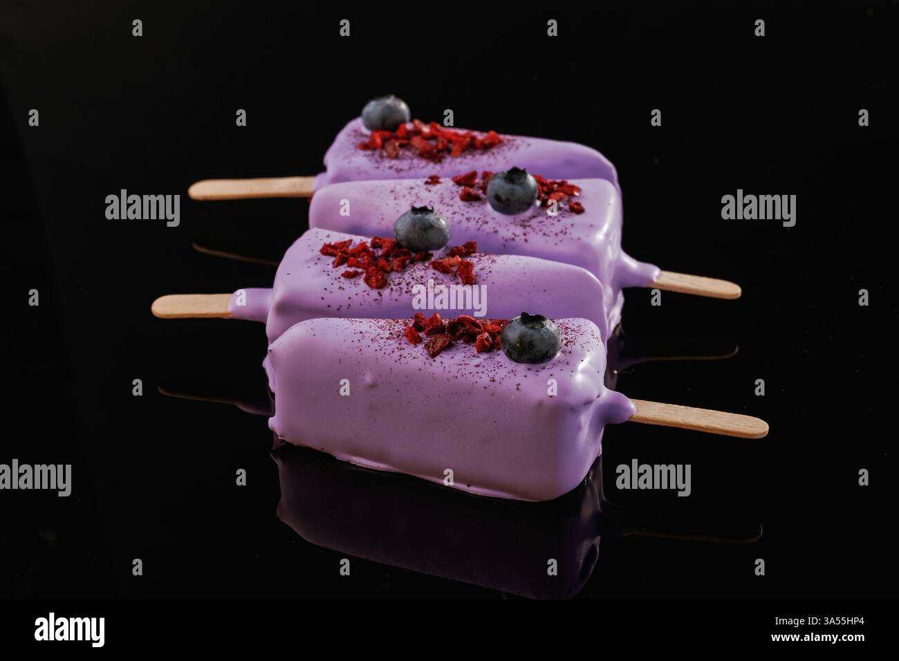 Wie Eis. Leckere Käsekuchen auf schwarzem Hintergrund. Stockfoto