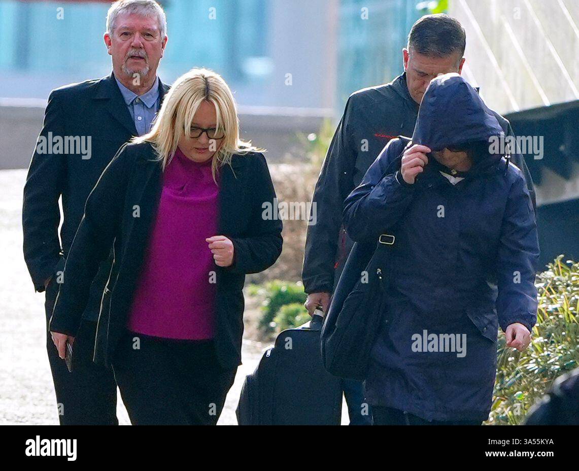 Joanne Sharkey (rechts) kommt am Crown Court in Liverpool an, weil er sich wegen Totschlags an einem Baby schuldig erklärt hat, das vor mehr als 25 Jahren im Wald von Warrington gefunden wurde. Baby 'Callum', benannt nach dem Gebiet, in dem er gefunden wurde, wurde im März 1998 in der Nähe des Freizeitparks Gulliver's World in Callands entdeckt. Bilddatum: Freitag, 21. März 2025. Stockfoto