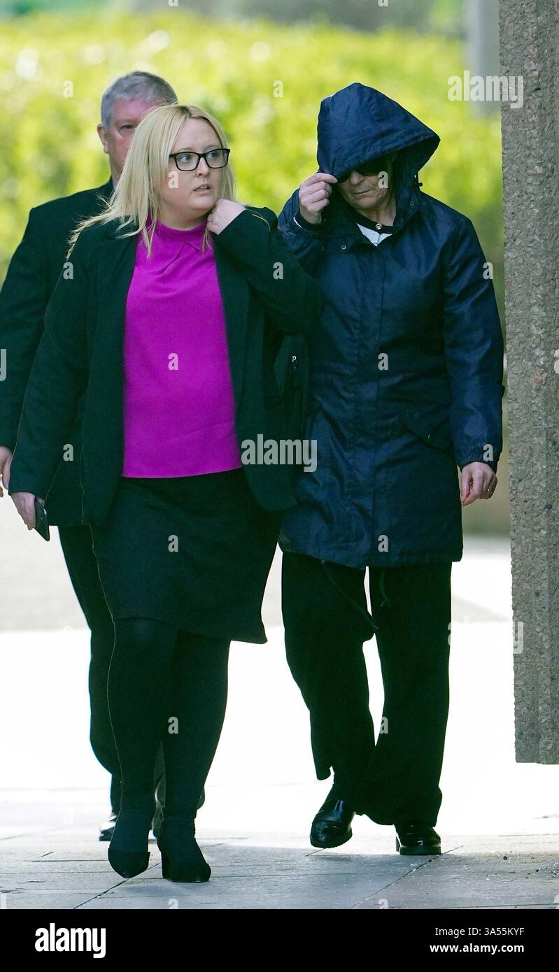 Joanne Sharkey (rechts) kommt am Crown Court in Liverpool an, weil er sich wegen Totschlags an einem Baby schuldig erklärt hat, das vor mehr als 25 Jahren im Wald von Warrington gefunden wurde. Baby 'Callum', benannt nach dem Gebiet, in dem er gefunden wurde, wurde im März 1998 in der Nähe des Freizeitparks Gulliver's World in Callands entdeckt. Bilddatum: Freitag, 21. März 2025. Stockfoto