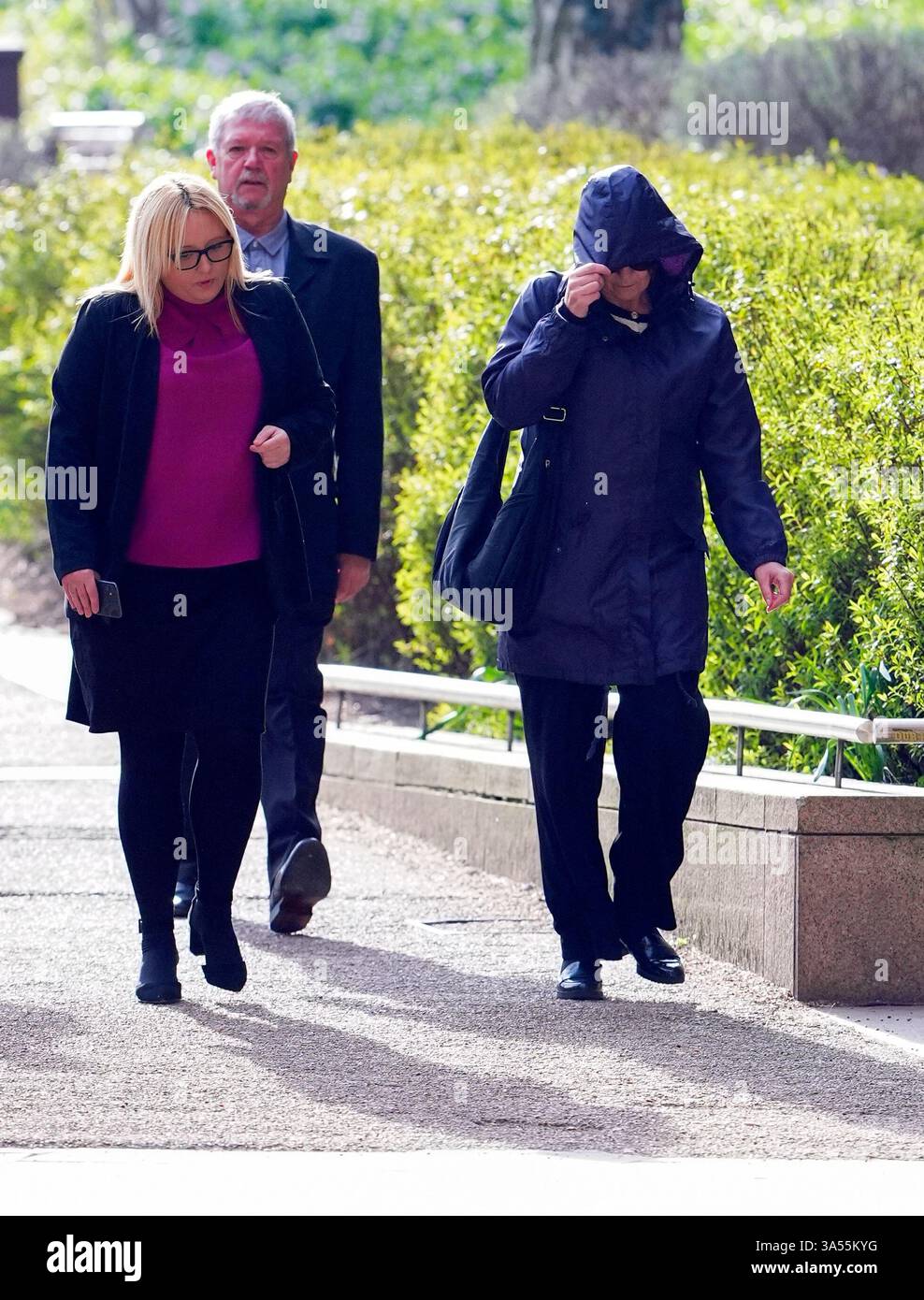 Joanne Sharkey (rechts) kommt am Crown Court in Liverpool an, weil er sich wegen Totschlags an einem Baby schuldig erklärt hat, das vor mehr als 25 Jahren im Wald von Warrington gefunden wurde. Baby 'Callum', benannt nach dem Gebiet, in dem er gefunden wurde, wurde im März 1998 in der Nähe des Freizeitparks Gulliver's World in Callands entdeckt. Bilddatum: Freitag, 21. März 2025. Stockfoto