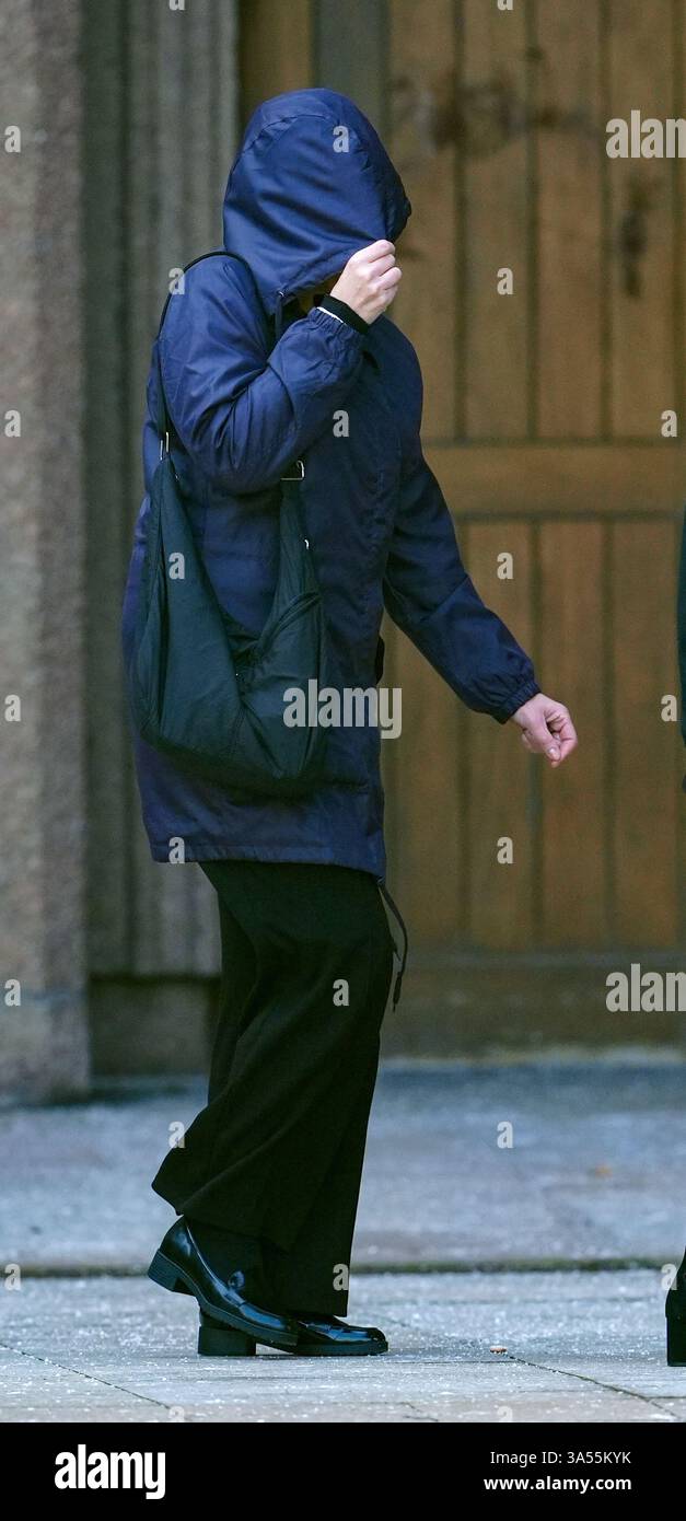 Joanne Sharkey kommt am Crown Court in Liverpool an, weil er sich wegen Totschlags an einem Baby schuldig erklärt hat, das vor mehr als 25 Jahren im Wald von Warrington gefunden wurde. Baby 'Callum', benannt nach dem Gebiet, in dem er gefunden wurde, wurde im März 1998 in der Nähe des Freizeitparks Gulliver's World in Callands entdeckt. Bilddatum: Freitag, 21. März 2025. Stockfoto