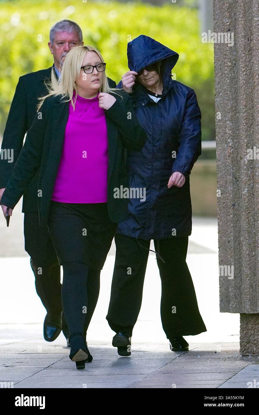 Joanne Sharkey (rechts) kommt am Crown Court in Liverpool an, weil er sich wegen Totschlags an einem Baby schuldig erklärt hat, das vor mehr als 25 Jahren im Wald von Warrington gefunden wurde. Baby 'Callum', benannt nach dem Gebiet, in dem er gefunden wurde, wurde im März 1998 in der Nähe des Freizeitparks Gulliver's World in Callands entdeckt. Bilddatum: Freitag, 21. März 2025. Stockfoto
