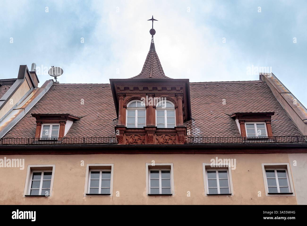 NÜRNBERG, DEUTSCHLAND - 27. OKTOBER 2023: Dies sind architektonische Details mit Dachfenstern und Dachfenstern eines alten Gebäudes. Stockfoto
