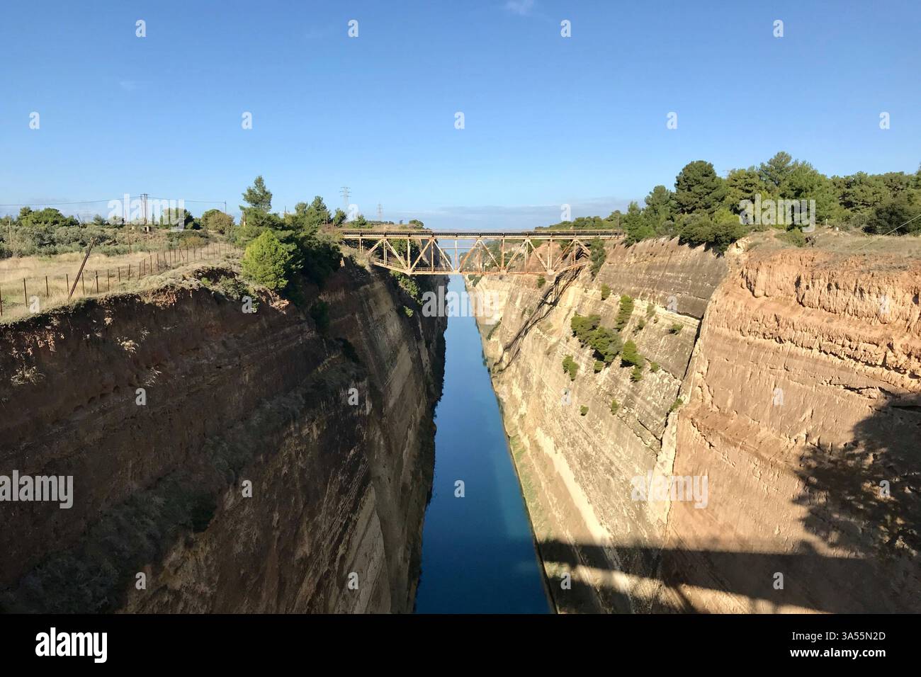 „Das perfekte Gleichgewicht zwischen Natur und menschlichem Erfindungsreichtum – der Kanal von Korinth in seiner ganzen Pracht. Stockfoto