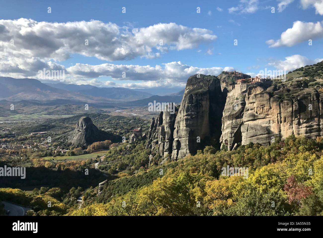 Die atemberaubenden Felsformationen und antiken Klöster von Meteora, Griechenland, wo Geschichte, Natur und Spiritualität in einem beeindruckenden Panorama verschmelzen. Stockfoto