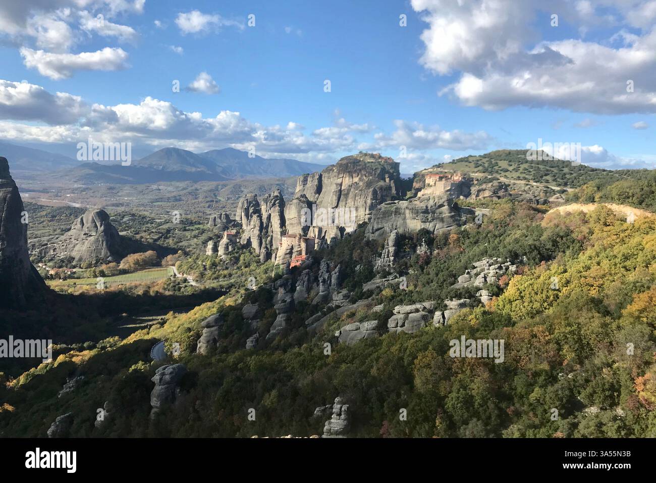 Die atemberaubenden Felsformationen und antiken Klöster von Meteora, Griechenland, wo Geschichte, Natur und Spiritualität in einem beeindruckenden Panorama verschmelzen. Stockfoto