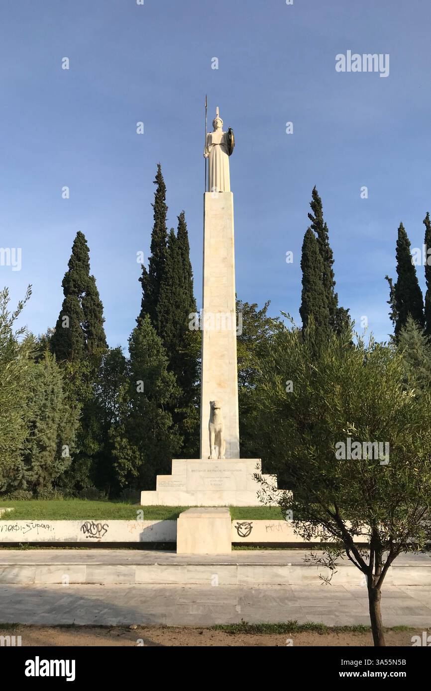 Die hoch und stolz stehende Göttin Athena bewacht Athen mit ewiger Gnade. Ein Symbol der Weisheit und Stärke im Herzen Griechenlands. Stockfoto