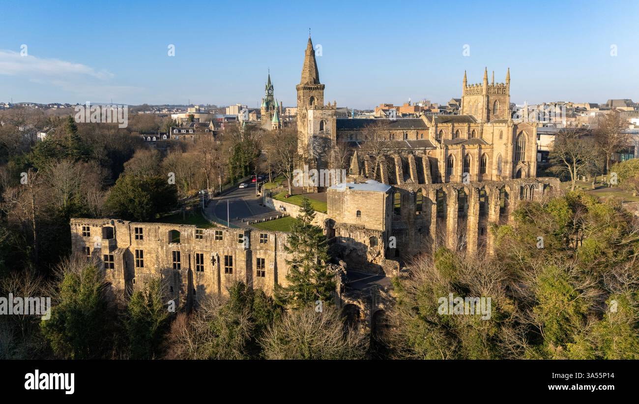 Von der Hauptstadt bis zum zeitlosen Relikt – Dunfermline Abbey ist stolz. Stockfoto