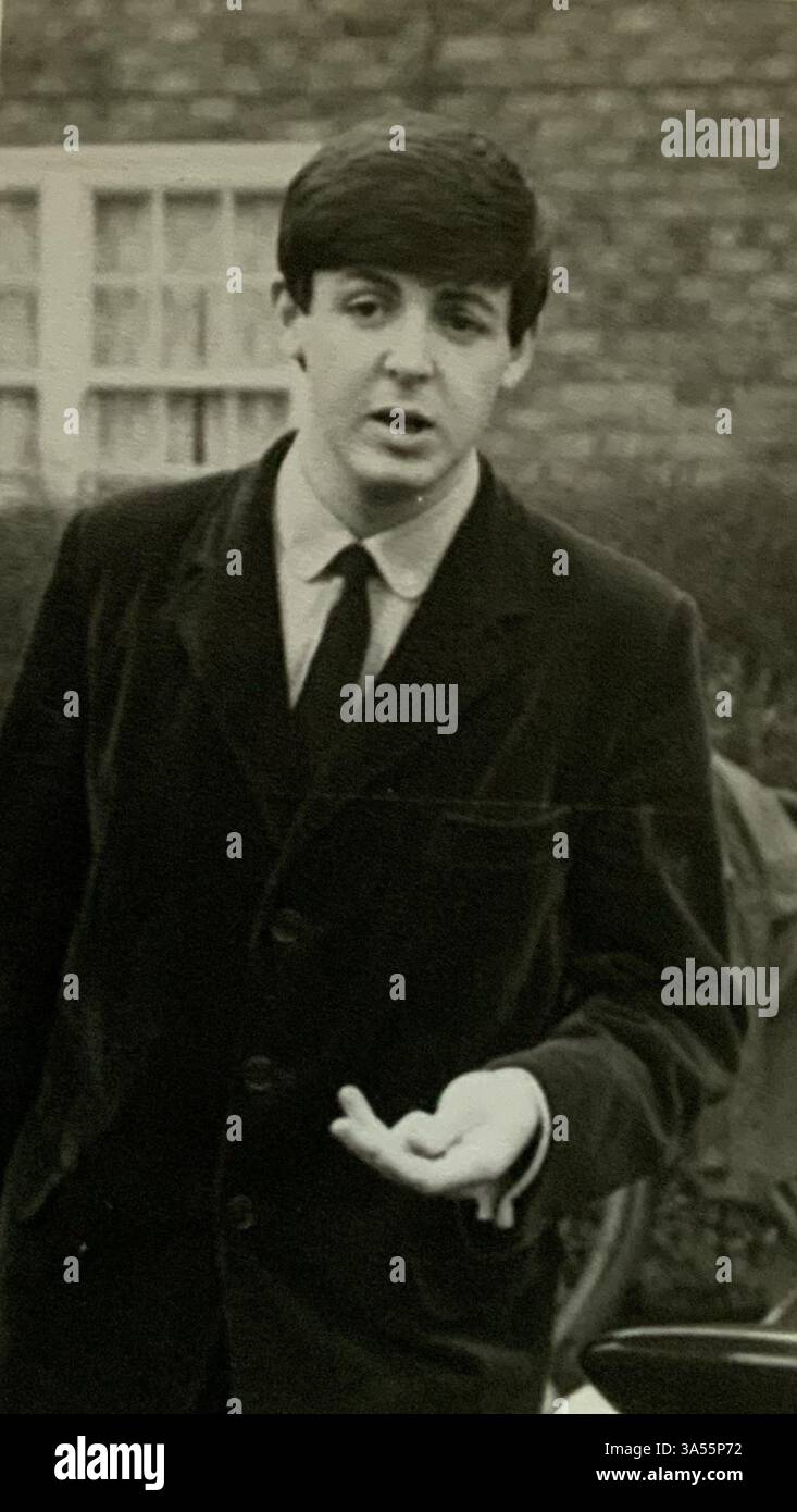 Paul McCartney von den Beatles vor seinem Haus in Liverpool, 1963 Stockfoto