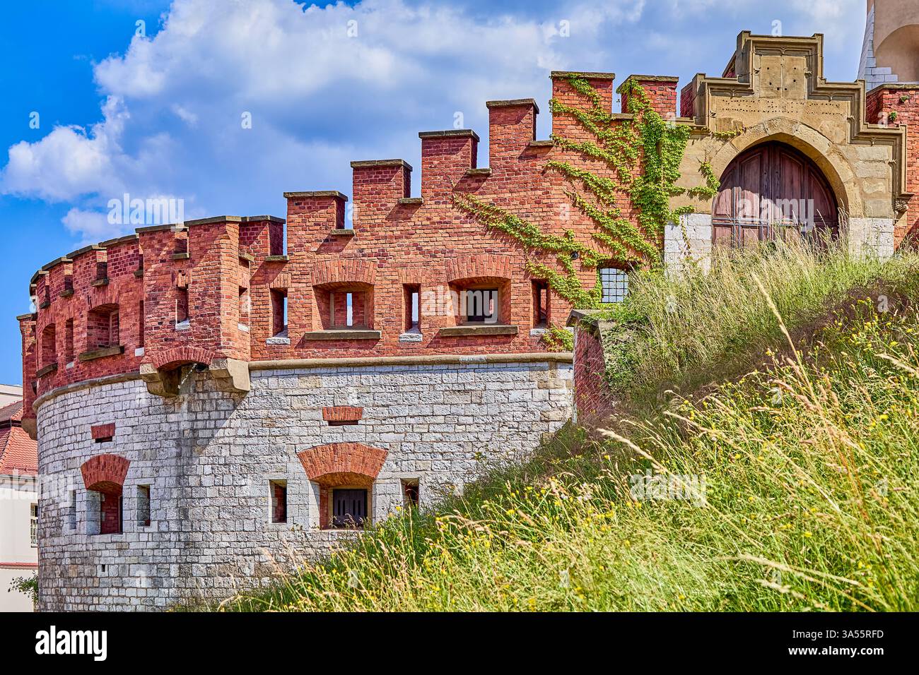 Abschnitt der umliegenden Backsteinmauer des Wawel-Schlosses im alten Teil der Krakauer Stadt, Polen, Europa Stockfoto