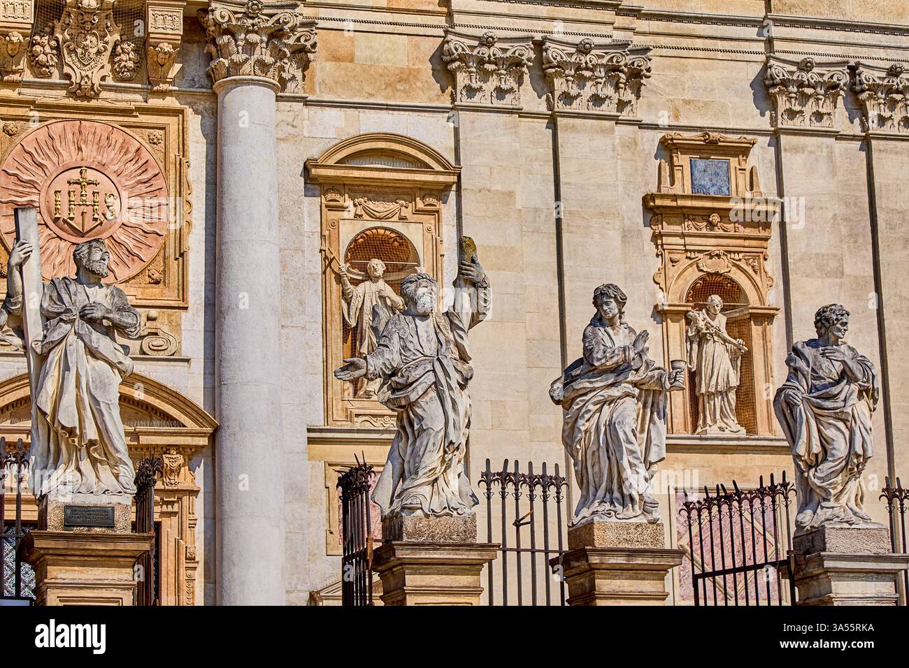 Statuen der zwölf Apostel vor der Kirche St. Peter und St. Paul, Krakau, Polen, Europa Stockfoto
