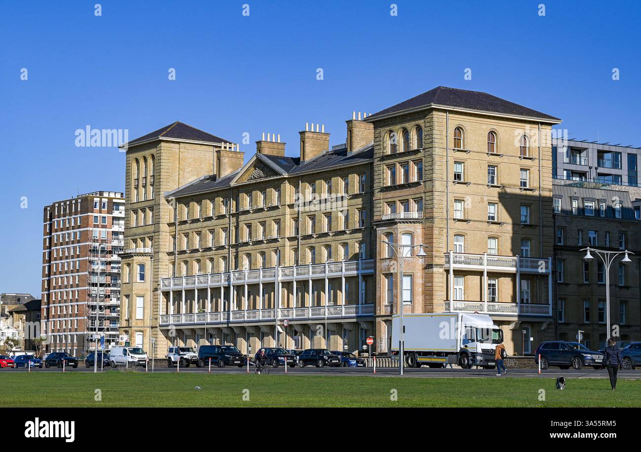 Das Kings House Flat auf der Grand Avenue, Hove ist ein denkmalgeschütztes Gebäude, das zuvor von Brighton und Hove City Council als Büros genutzt wurde. Stockfoto