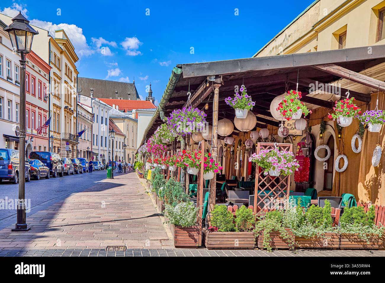 Vor der Straße Cafés und Restaurants in den Straßen am Altstadtplatz in der Stadt Krakau, Polen, Europa Stockfoto