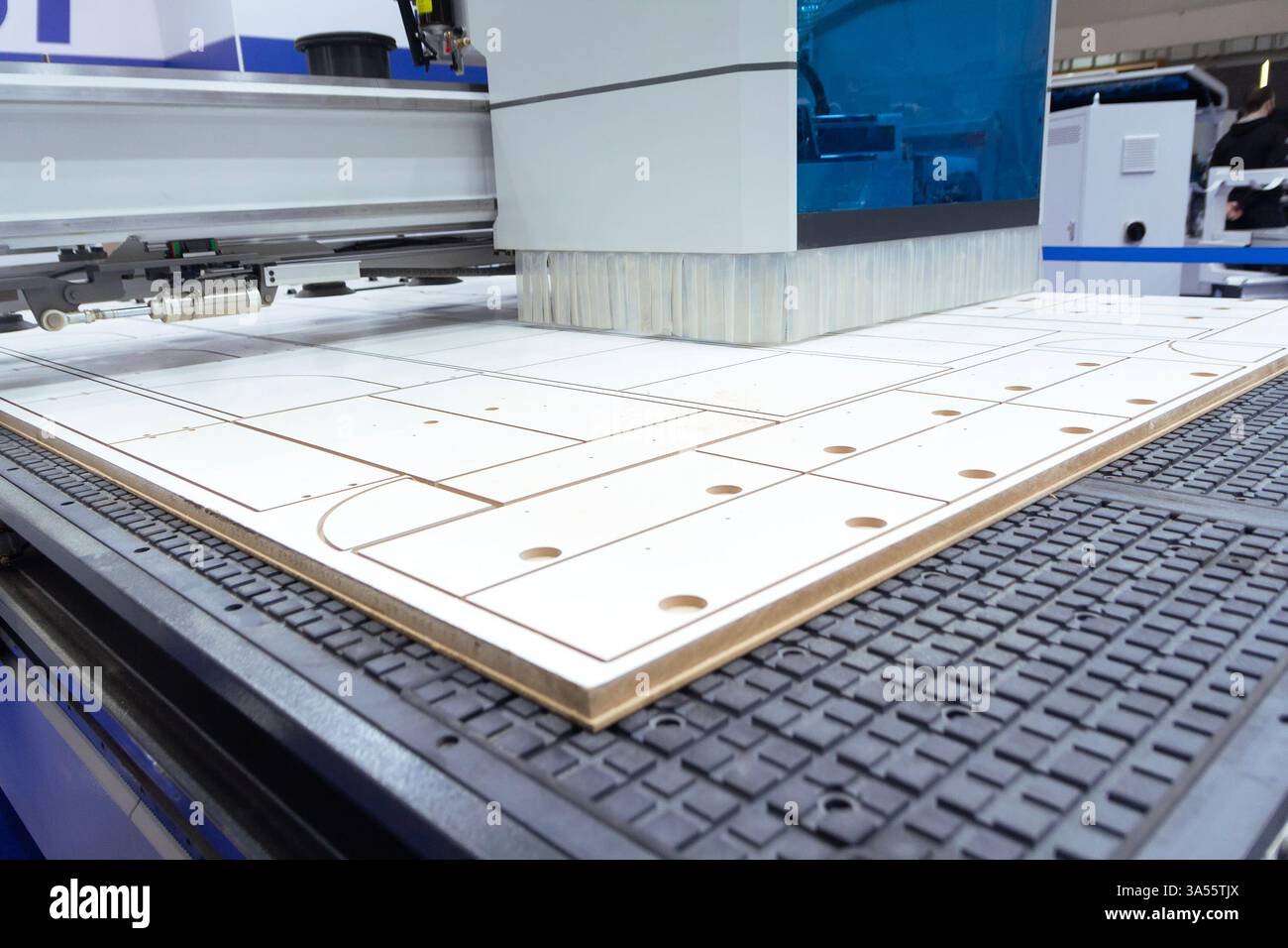 Moderne Maschine zum Schneiden von Spanplatten in einer Möbelfabrik. Industrie Stockfoto