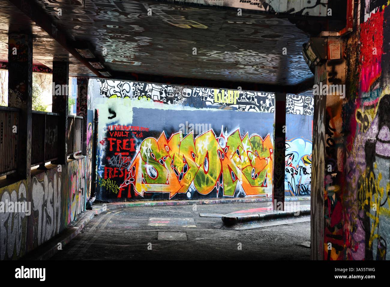 Der Eingang zum Leake Street Tunnel unter der Waterloo Station, Londons längster legaler Graffiti-Mauer Stockfoto