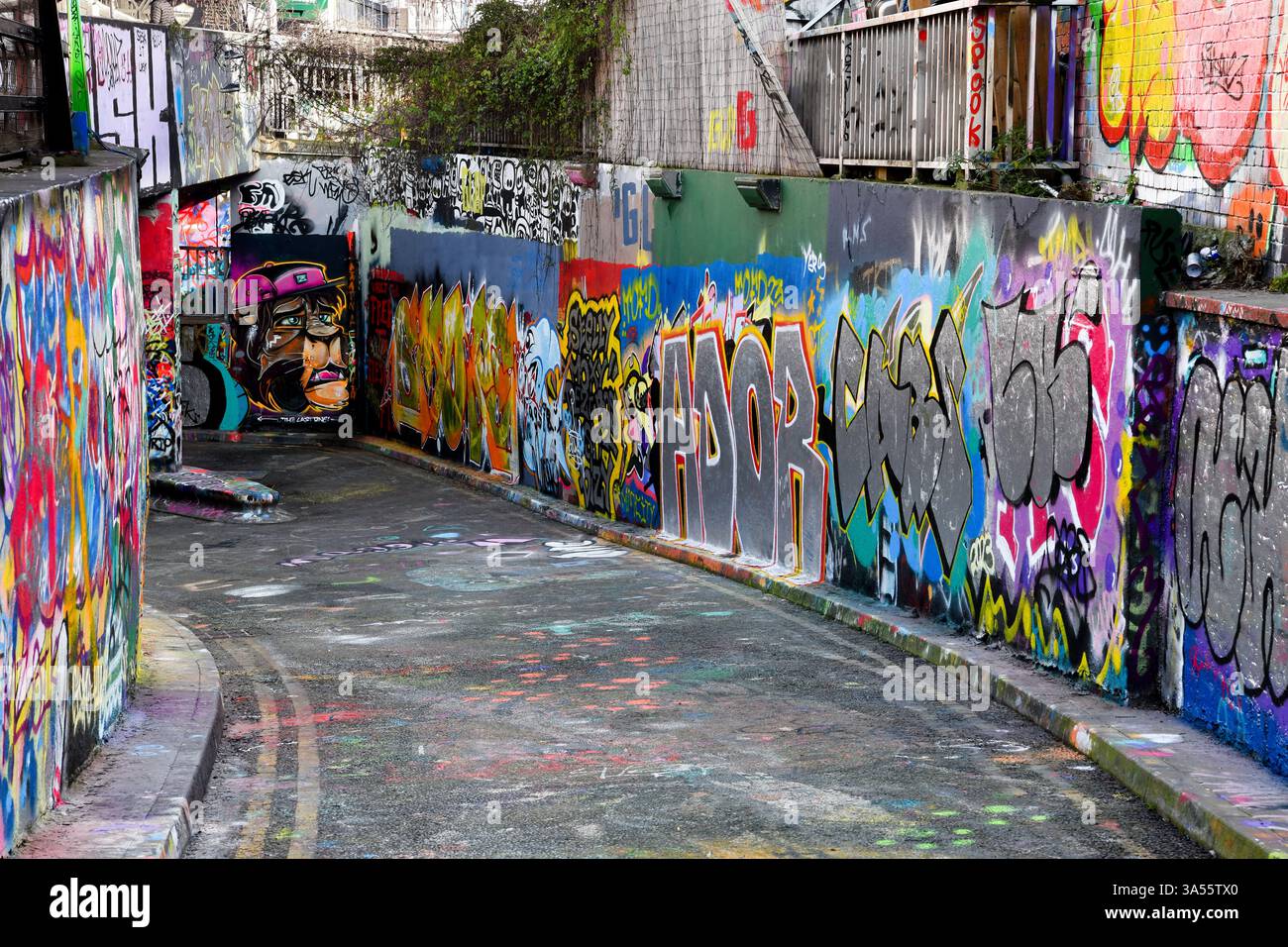 Der Eingang zum Leake Street Tunnel unter der Waterloo Station, Londons längster legaler Graffiti-Mauer Stockfoto