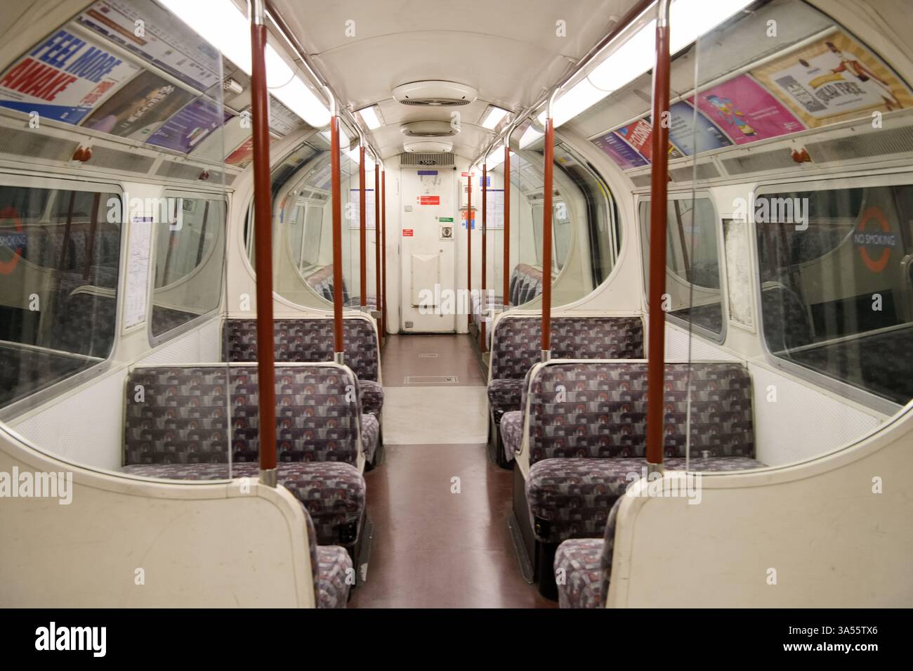 Das braune leere Innere eines Londoner U-Bahnwagens der Bakerloo Line Stockfoto