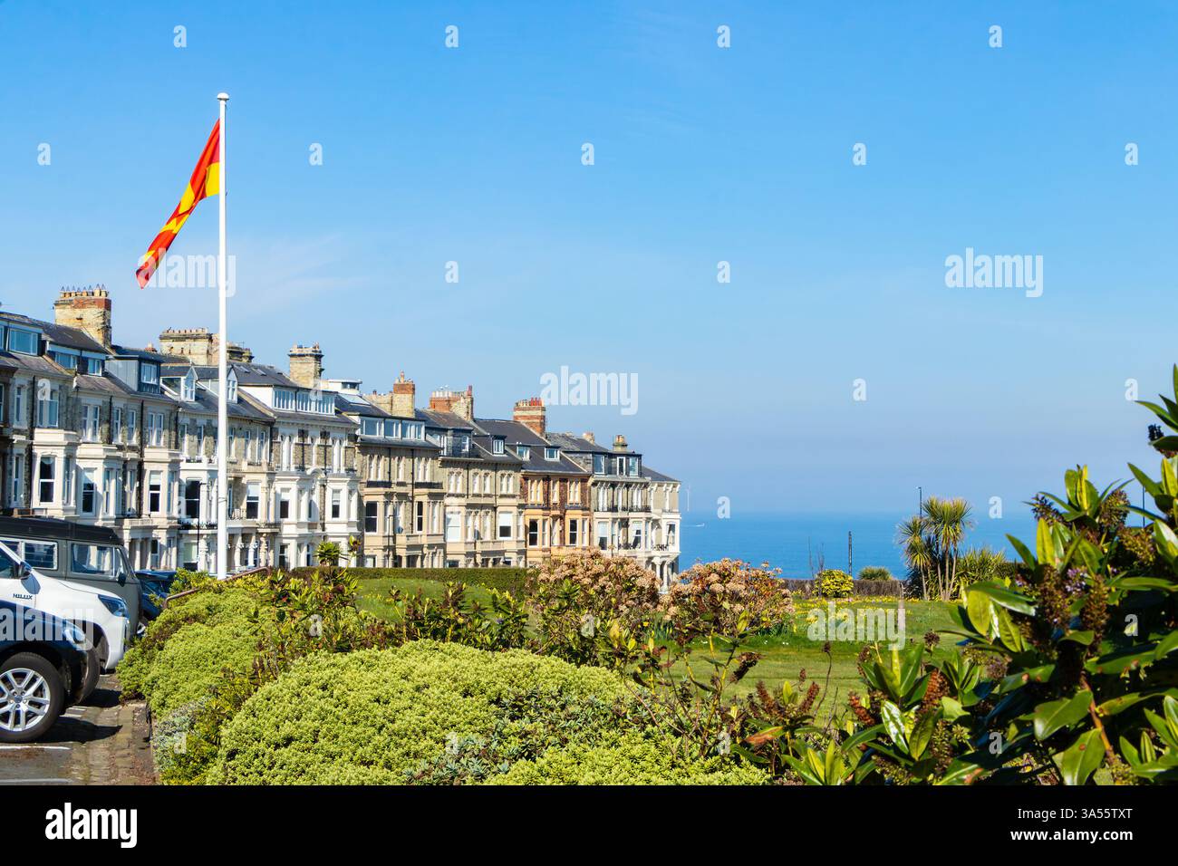 Reihe viktorianischer Stadthäuser auf der percy-Terrasse in tynemouth im Norden tyneside mit northumberland-Flagge Stockfoto
