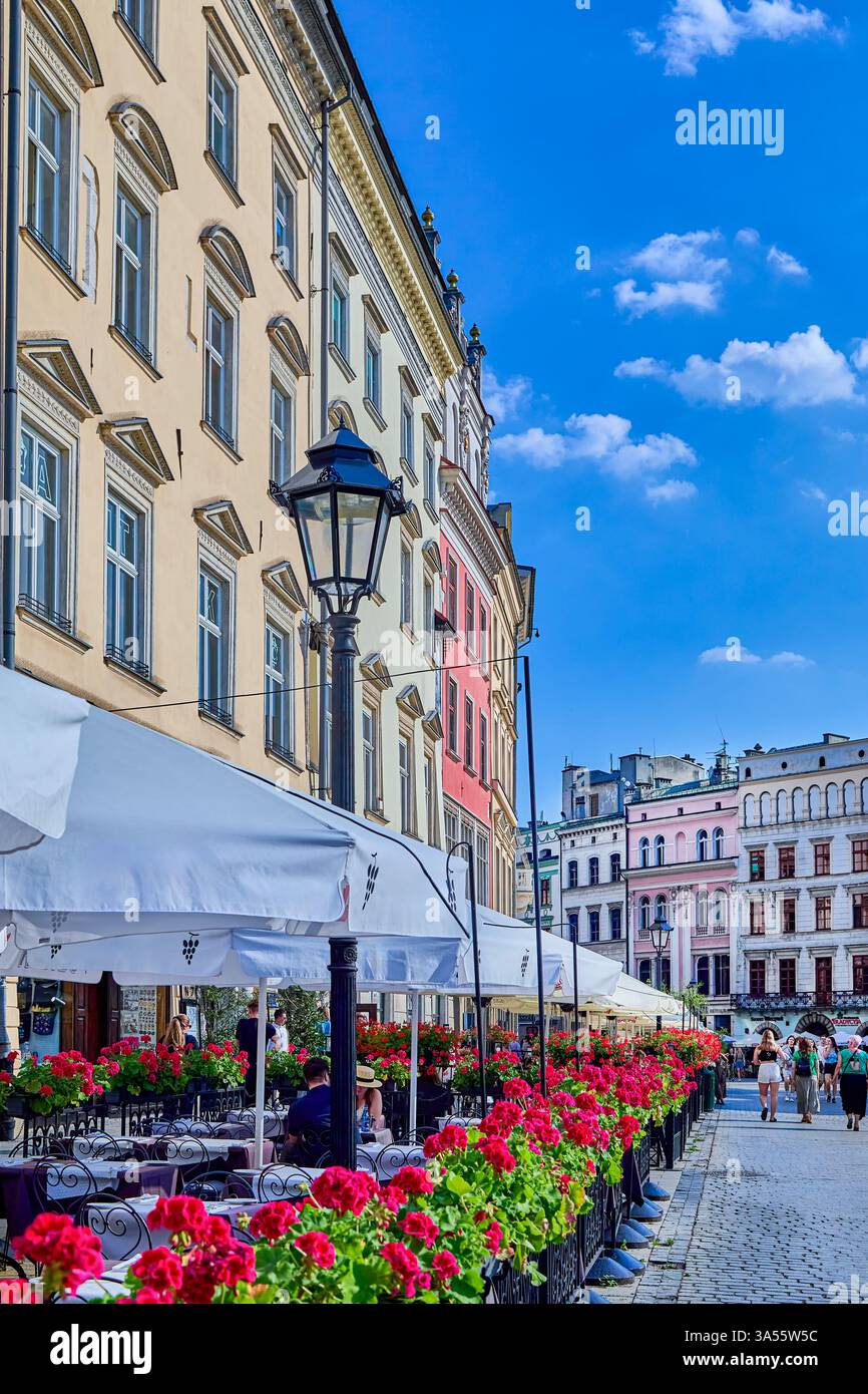 Vor der Straße Cafés und Restaurants in den Straßen am Altstadtplatz in der Stadt Krakau, Polen, Europa Stockfoto