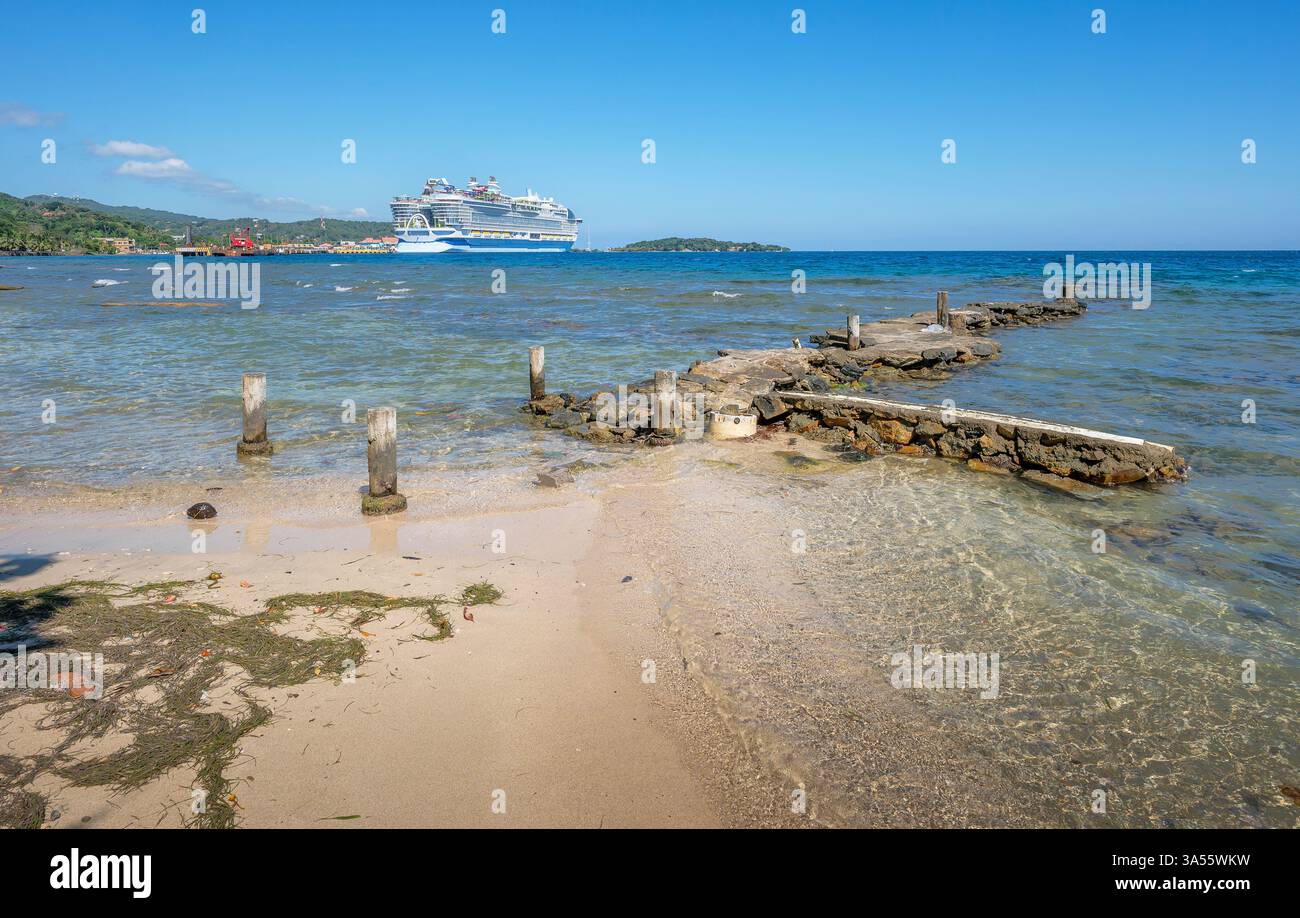 Kreuzfahrtschiff am Hafen von Coxen Hole auf der Insel oder Roatan, Honduras Stockfoto