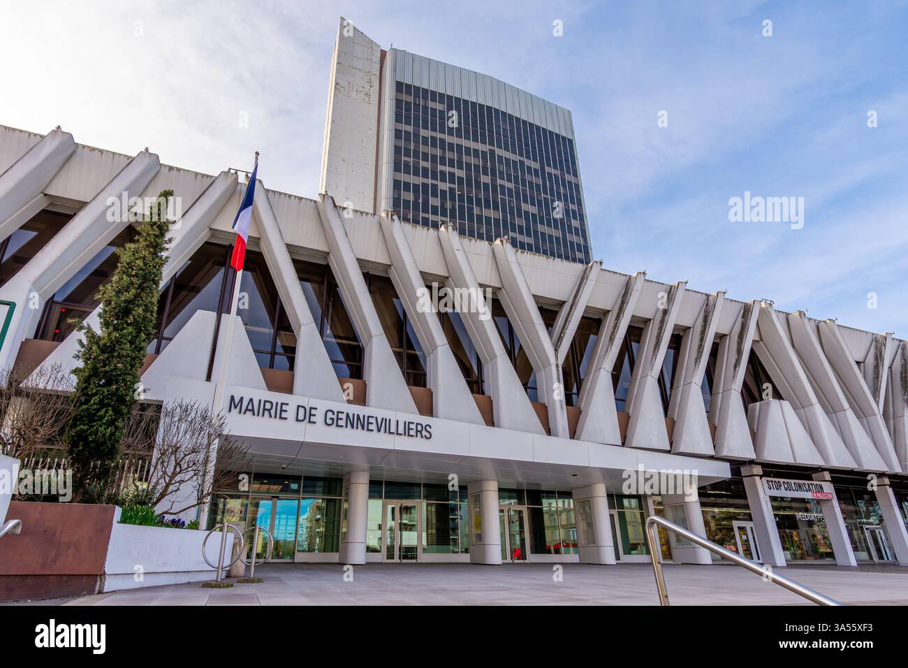 Außenansicht des Rathauses von Gennevilliers, Frankreich, einer französischen Gemeinde im Departement Hauts-de-seine in der Region Île-de-France Stockfoto
