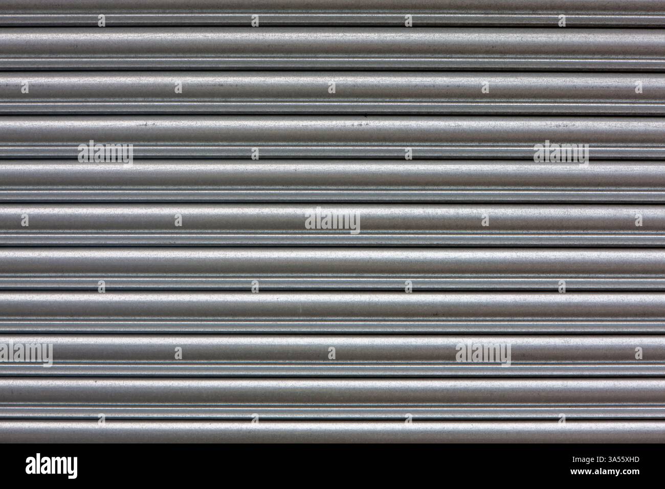 Vollrahmen-Metall-Aluminium-Hintergrundstruktur einer Rollladentür in Industriequalität. Stockfoto