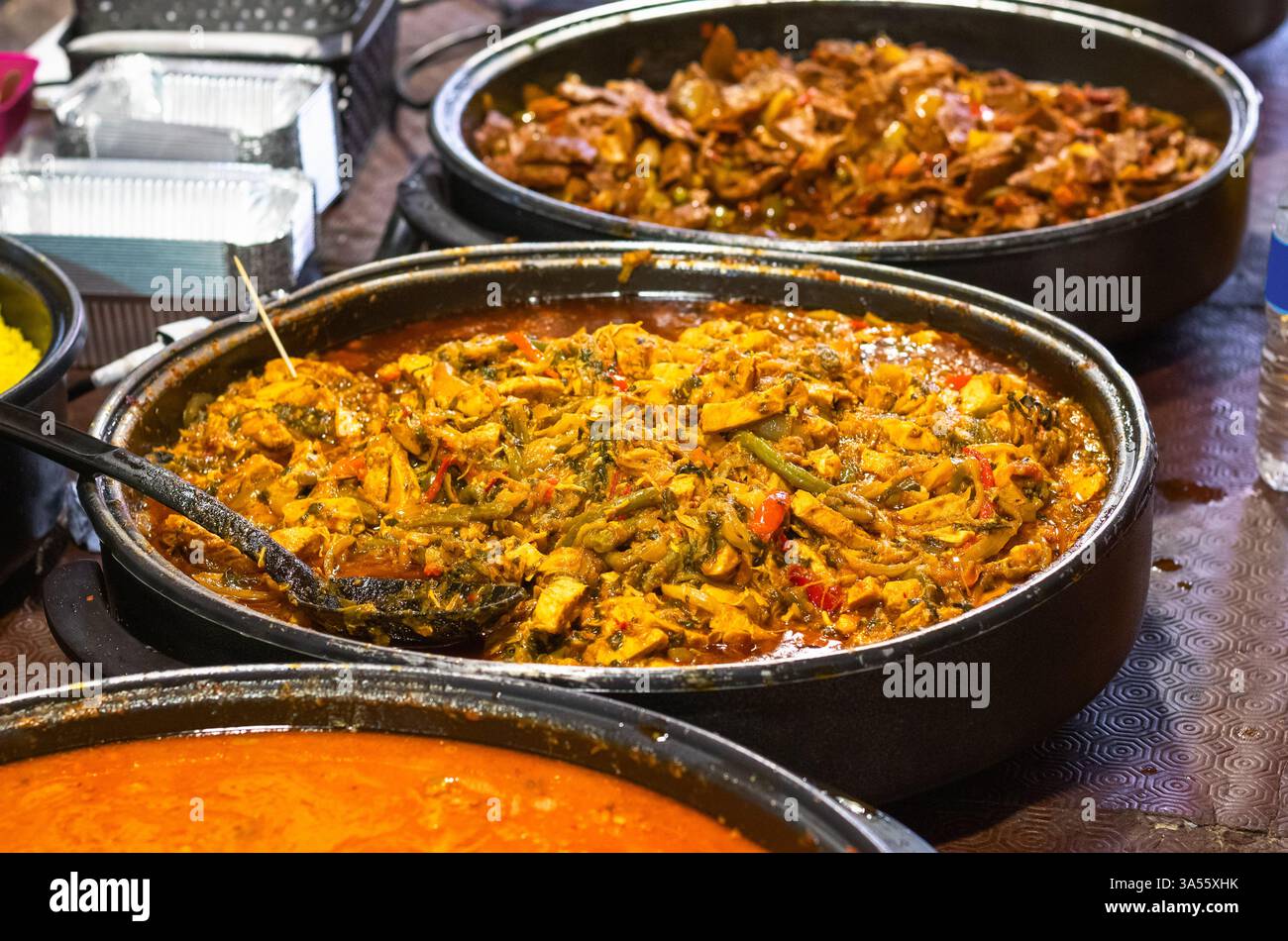 Auf dem Brick Lane Market in London werden verschiedene Street Food-Gerichte angeboten Stockfoto