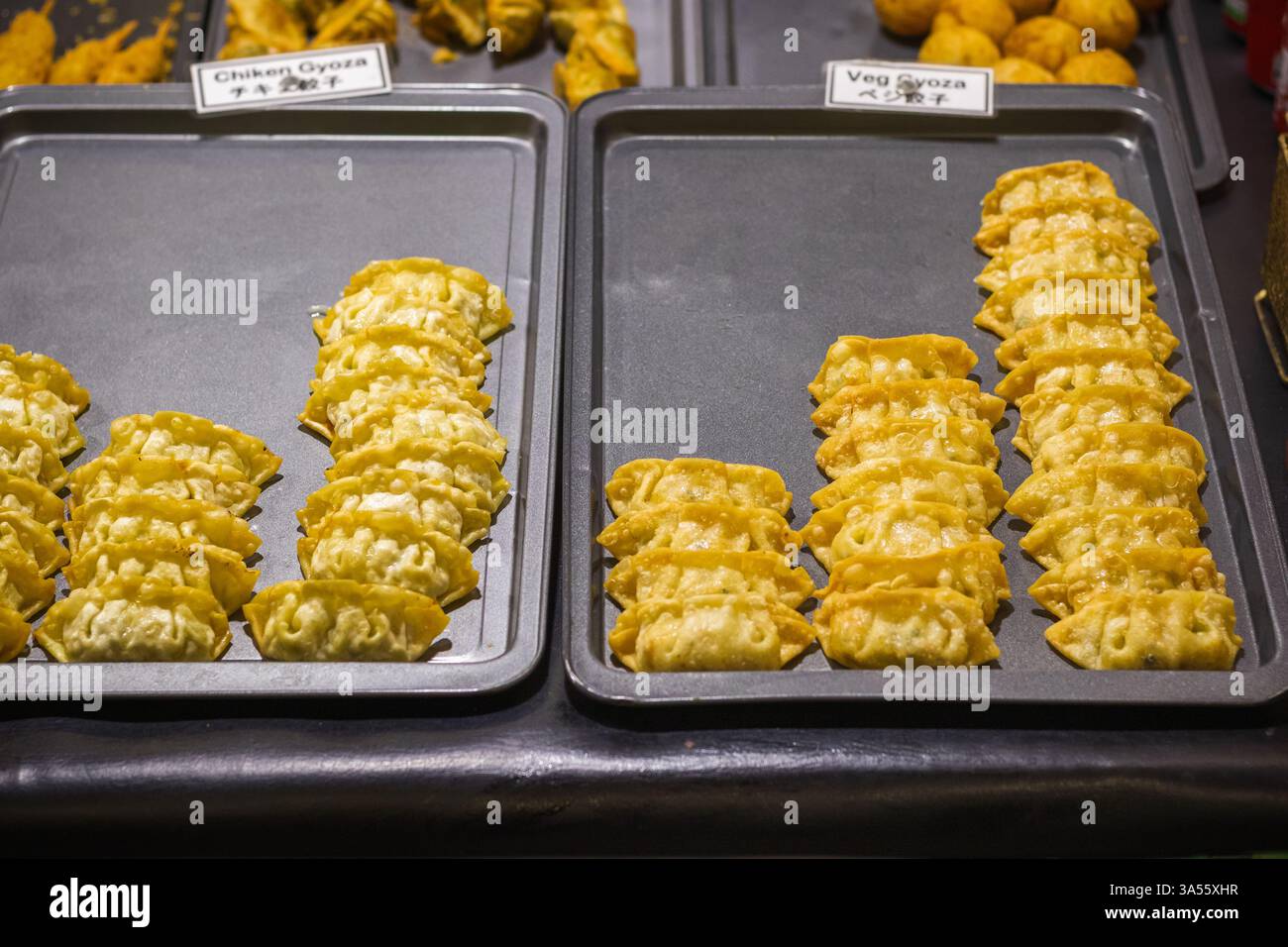 Gyozas mit Hühnchen und Gemüse auf dem Brick Lane Food Market in London, Großbritannien Stockfoto