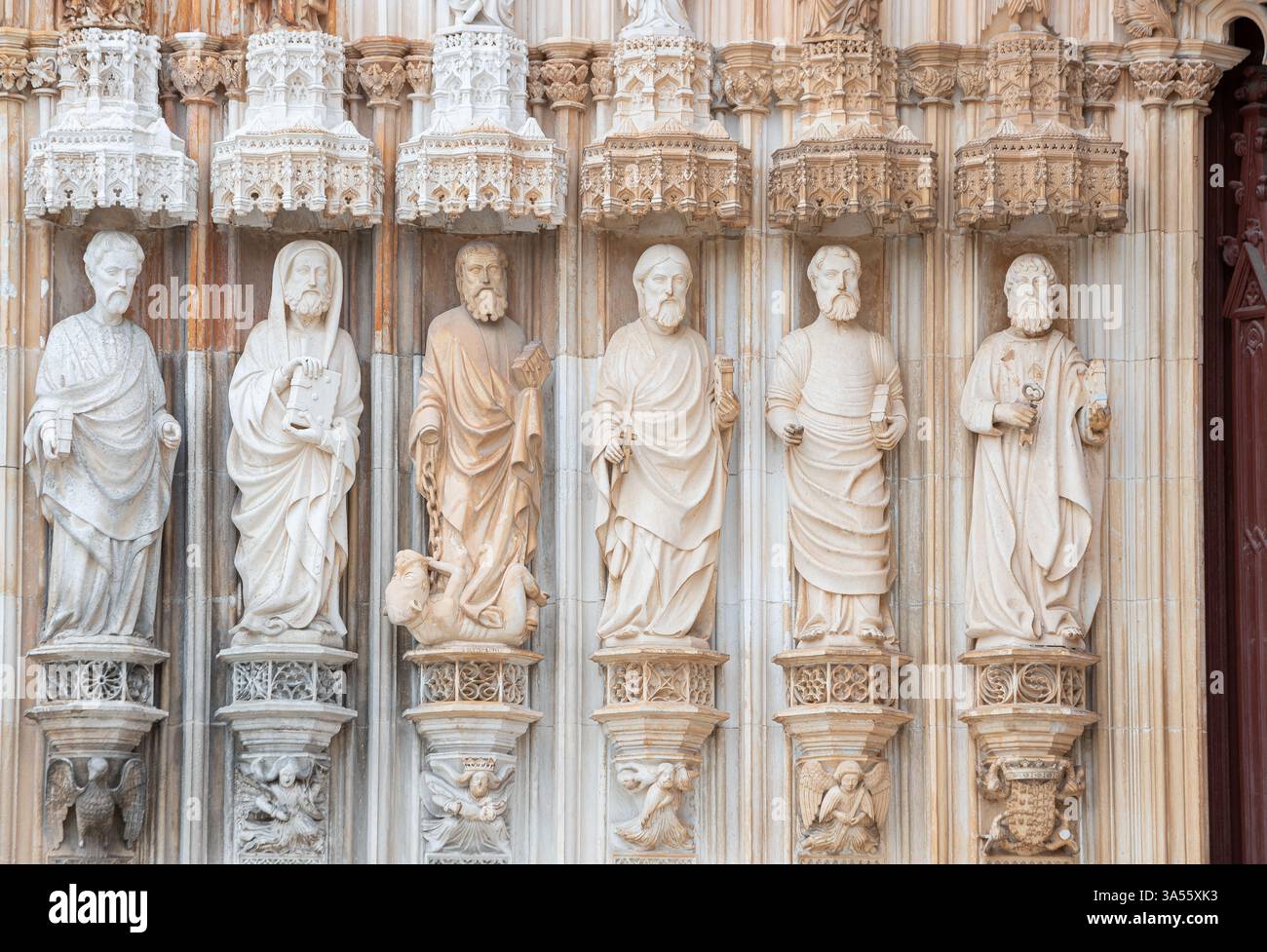 Nahaufnahme der st.-Stein-Statuen im Batalha-Kloster. Komplizierte Details aus der portugiesischen gotischen Architektur Stockfoto