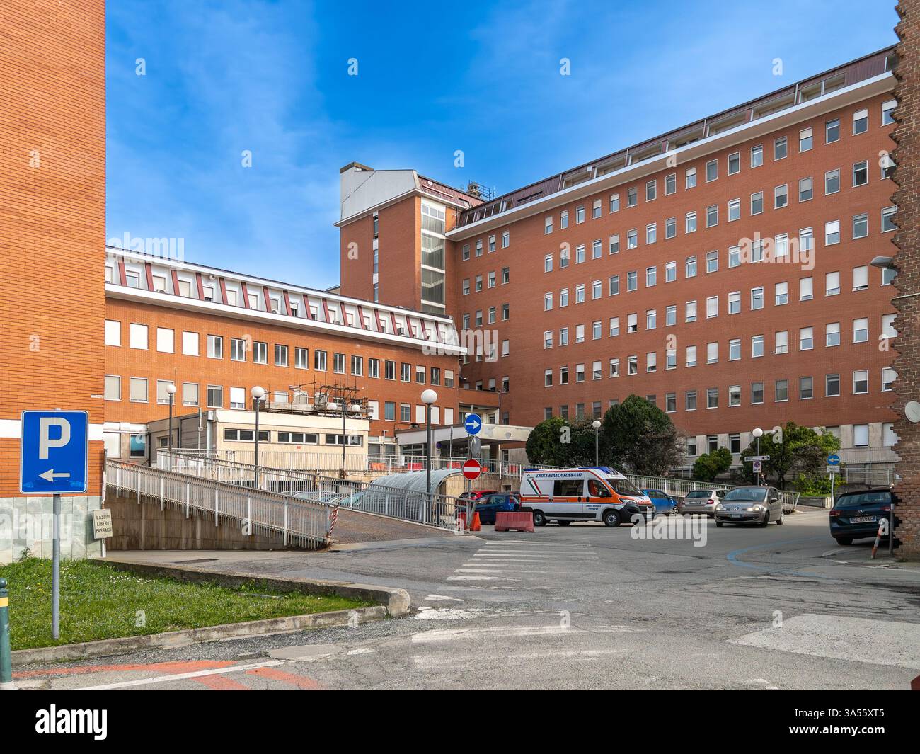 Savigliano, Cuneo, Italien - 20. März 2025: Santissima Annunziata Hospital A.S.L. CN1 Gebäude Stockfoto